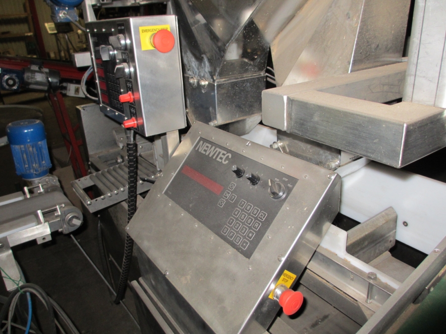 3732 Newtec 3013MD multi head weigher and packaging line för trays
