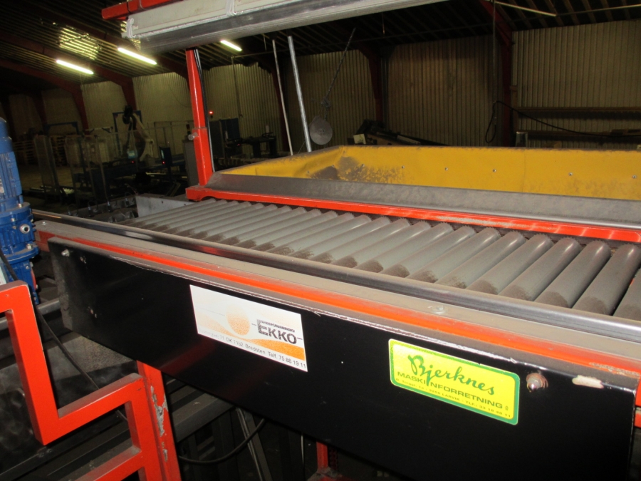 3732 Newtec 3013MD multi head weigher and packaging line för trays