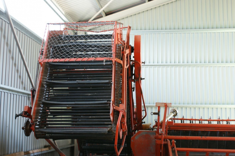3744 Amac potato harvester / onion loader