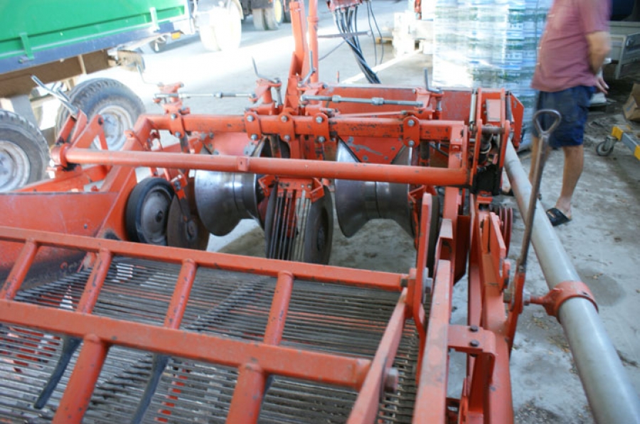 3744 Amac potato harvester / onion loader