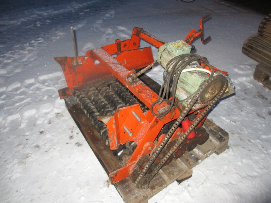 3753 Amac soil roller cleaner