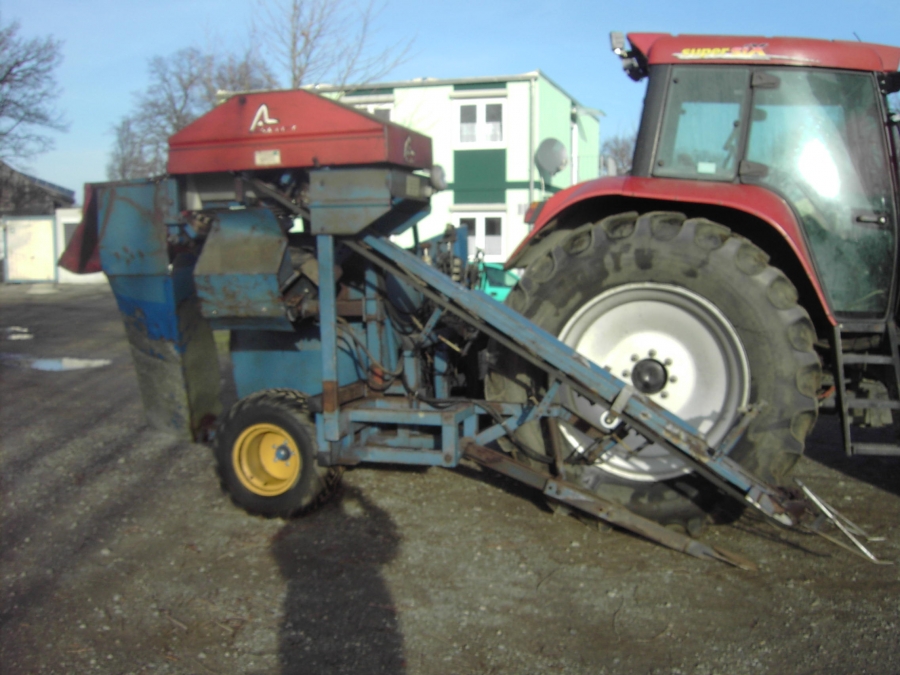 3766 Asa-lift T-10B carrot harvester mounted with bunker