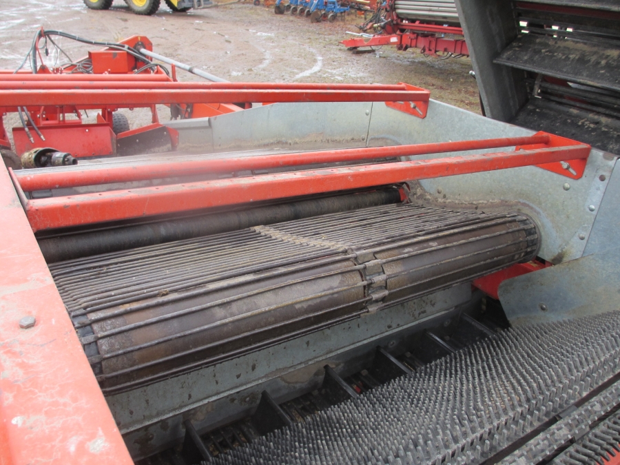 3794 Underhaug UN 2200 onion harvester with elevator