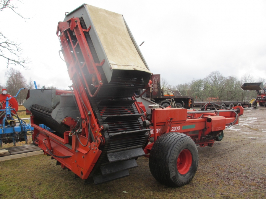 3794 Underhaug UN 2200 onion harvester with elevator