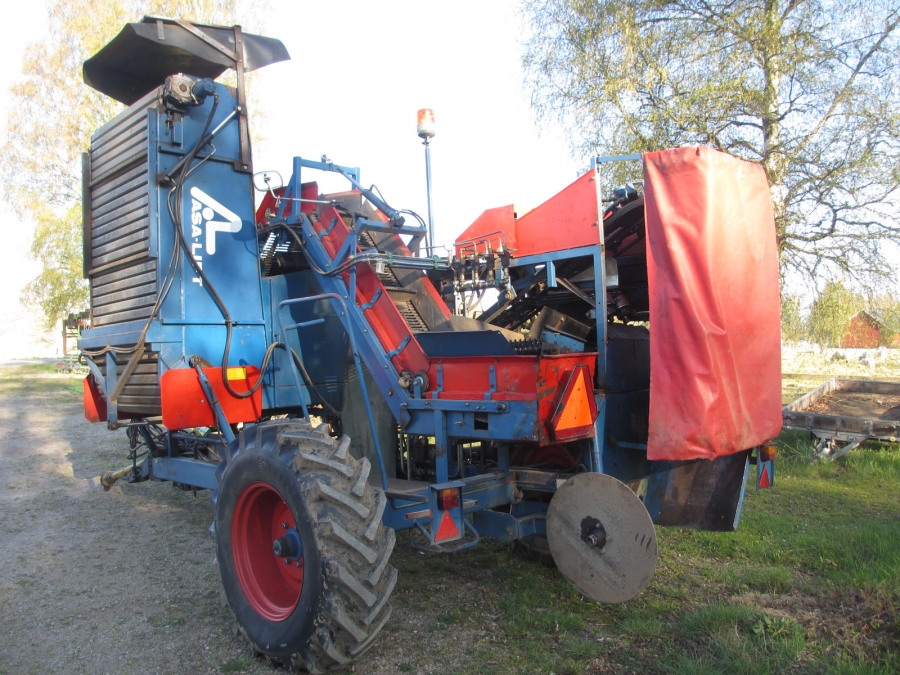 3842 Asa-Lift carrot harvester T-100B with bunker