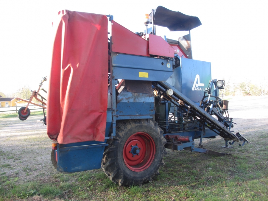 3842 Asa-Lift carrot harvester T-100B with bunker