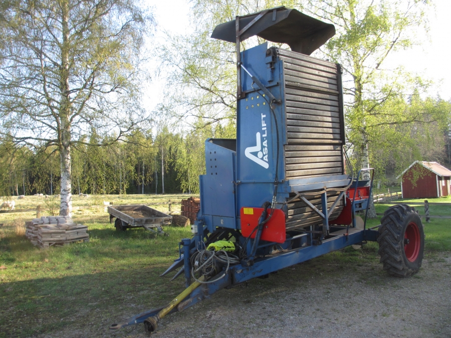3842 Asa-Lift carrot harvester T-100B with bunker
