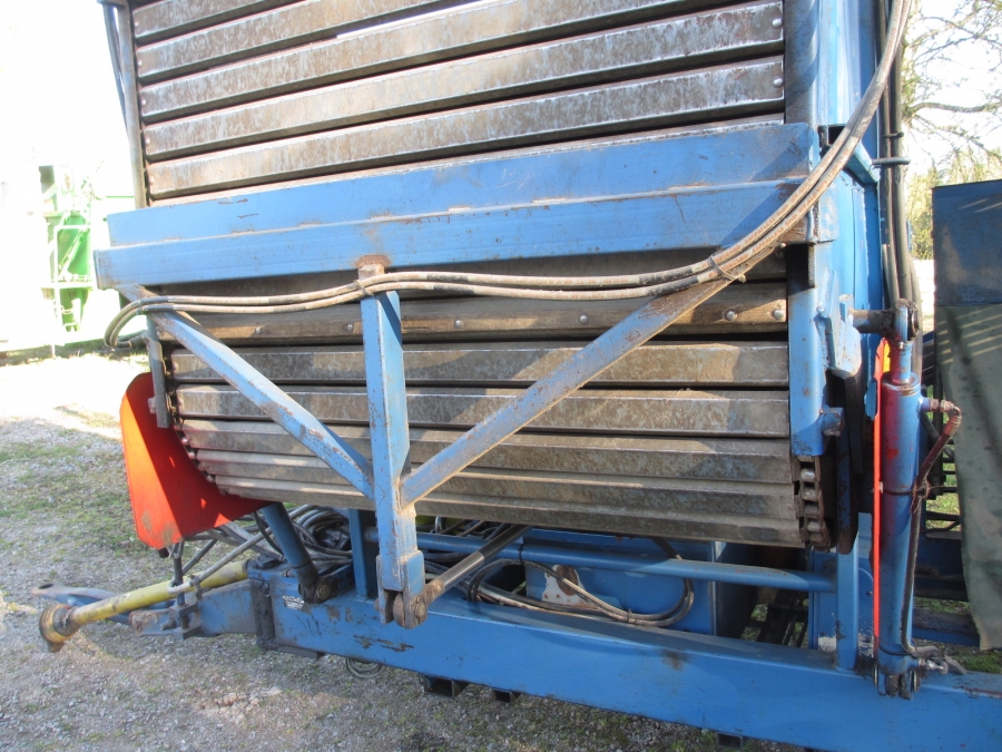 3842 Asa-Lift carrot harvester T-100B with bunker