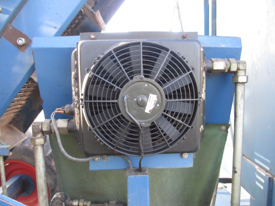 3842 Asa-Lift carrot harvester T-100B with bunker