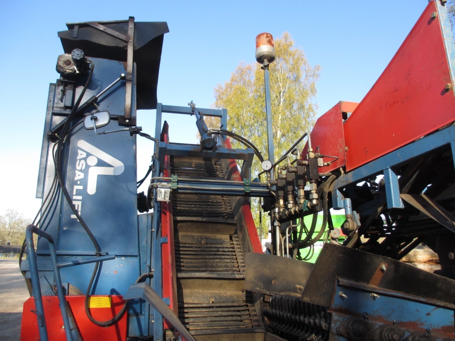 3842 Asa-Lift carrot harvester T-100B with bunker