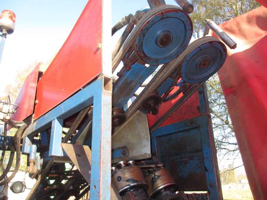 3842 Asa-Lift carrot harvester T-100B with bunker