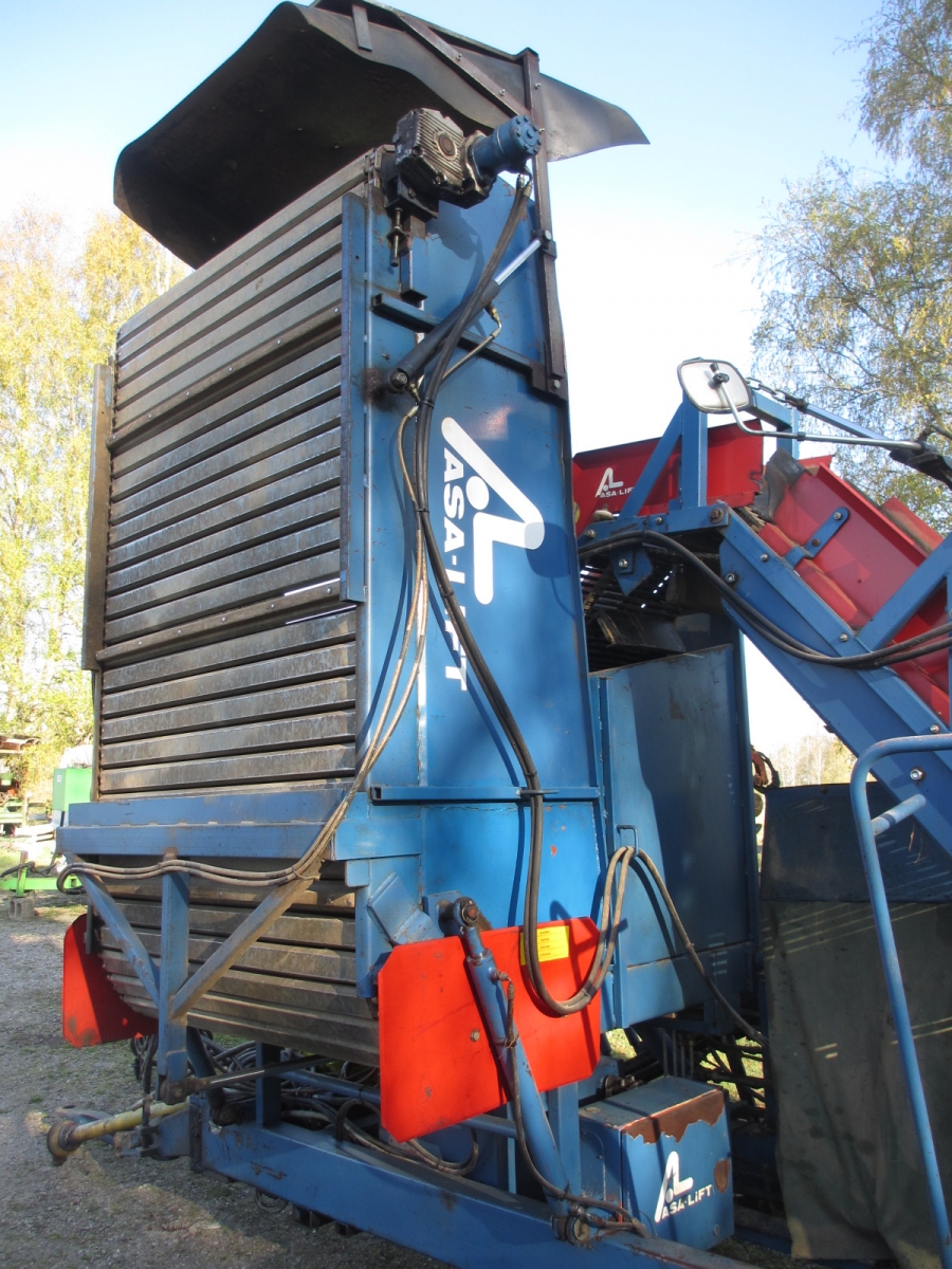 3842 Asa-Lift carrot harvester T-100B with bunker