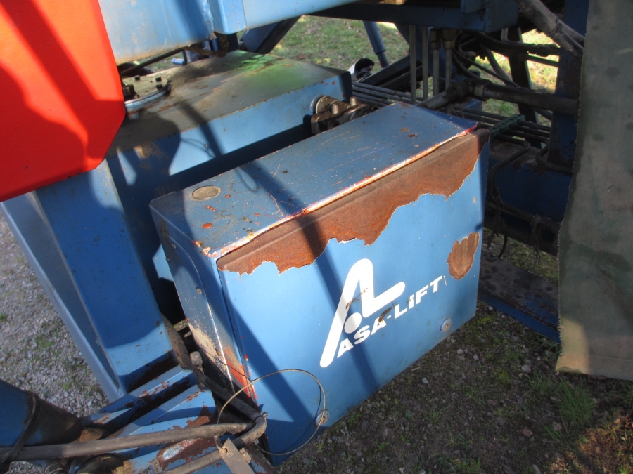 3842 Asa-Lift carrot harvester T-100B with bunker