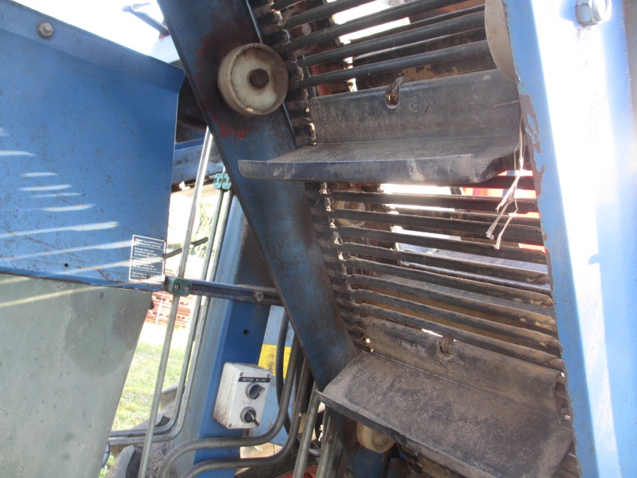 3842 Asa-Lift carrot harvester T-100B with bunker