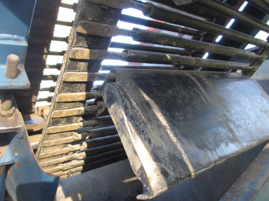 3842 Asa-Lift carrot harvester T-100B with bunker