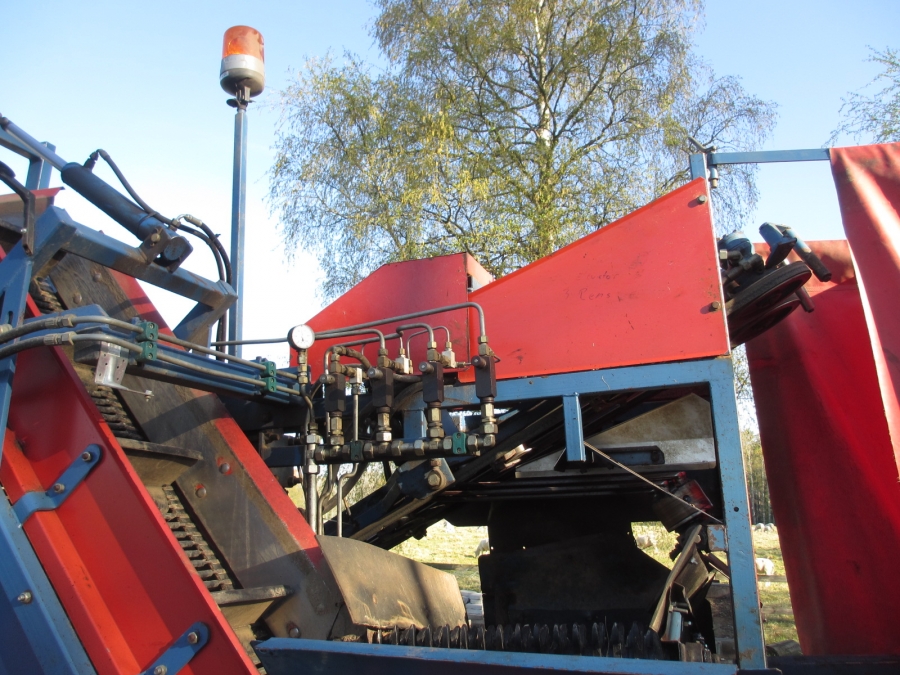 3842 Asa-Lift carrot harvester T-100B with bunker