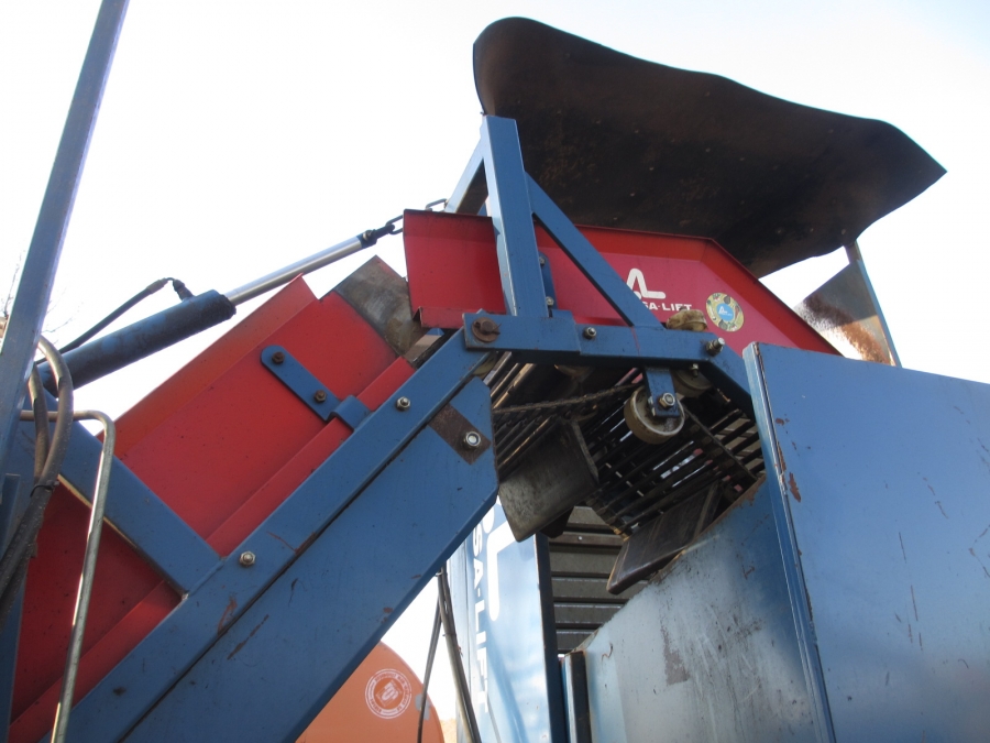 3842 Asa-Lift carrot harvester T-100B with bunker