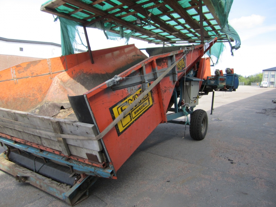 3904 EMVE receiving hopper with screen grader