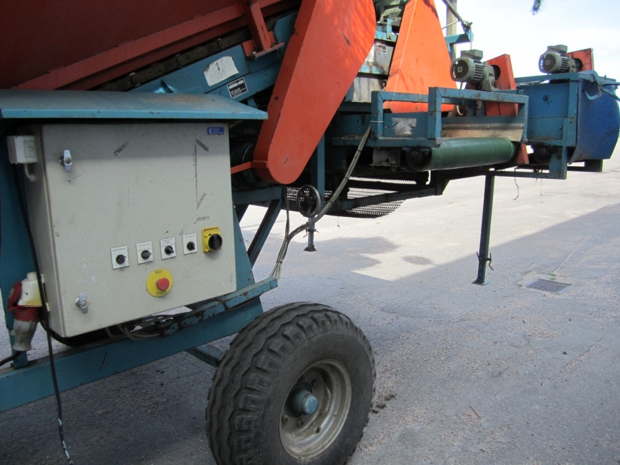 3904 EMVE receiving hopper with screen grader
