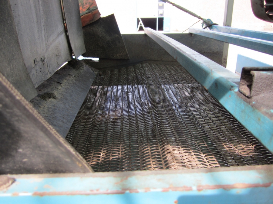 3904 EMVE receiving hopper with screen grader
