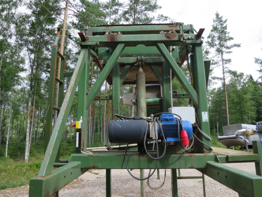 3914 Schouten box turner with conveyor