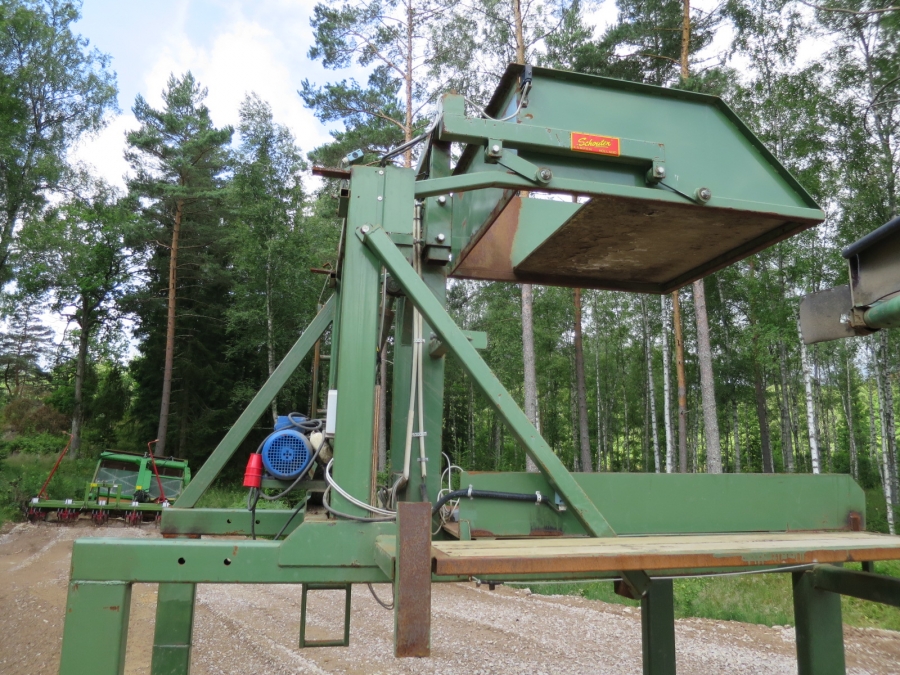 3914 Schouten box turner with conveyor