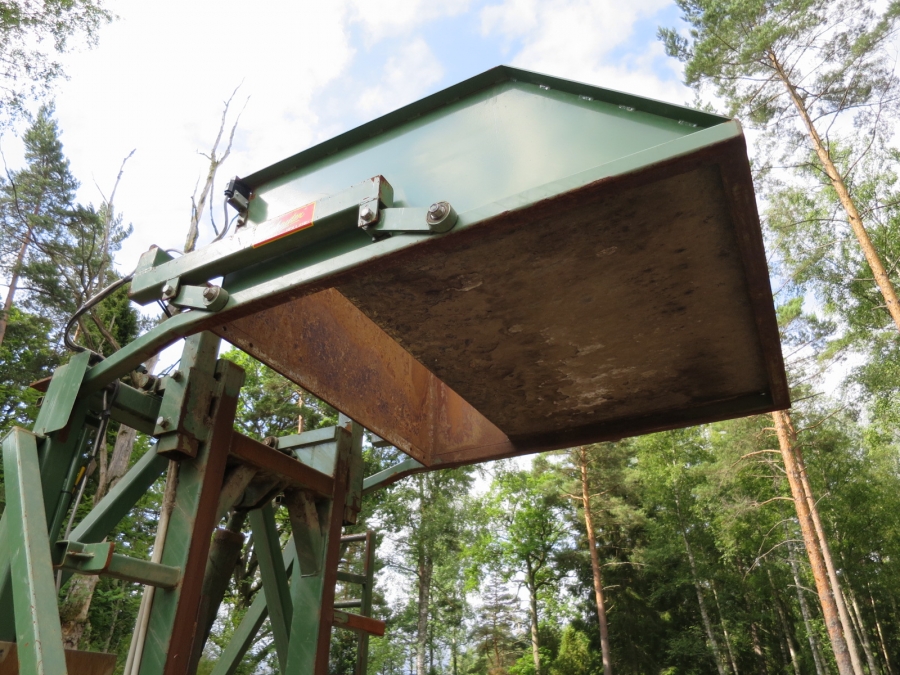 3914 Schouten box turner with conveyor