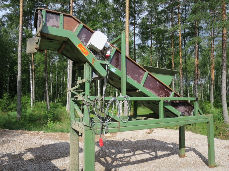 3914 Schouten box turner with conveyor