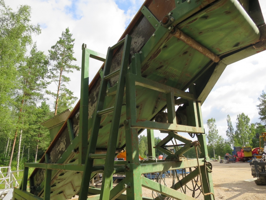 3914 Schouten box turner with conveyor