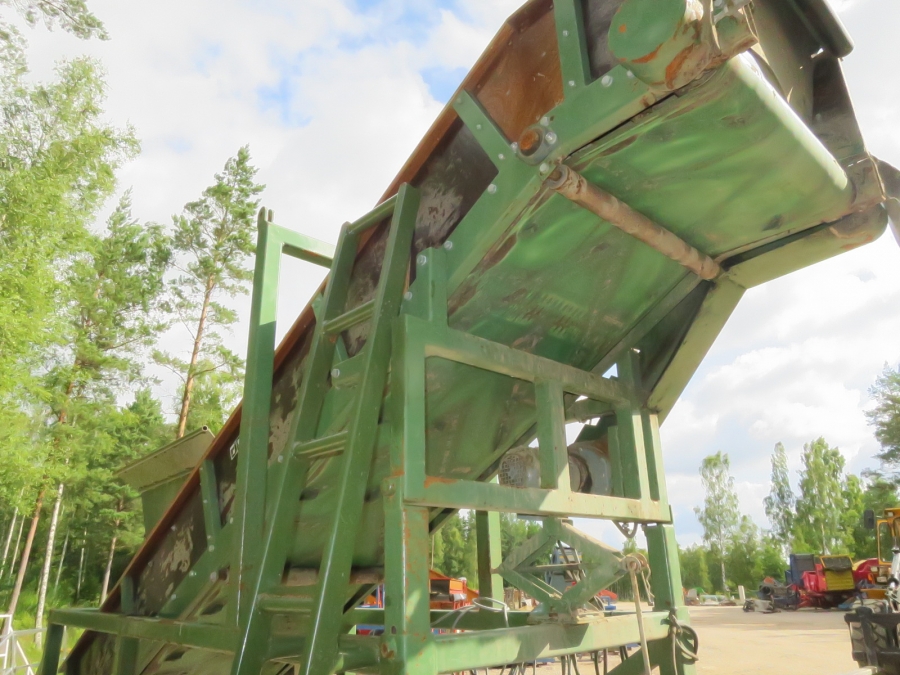3914 Schouten box turner with conveyor