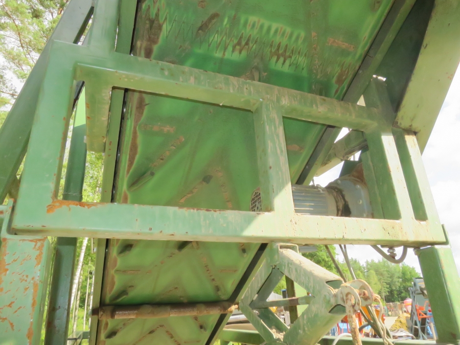 3914 Schouten box turner with conveyor