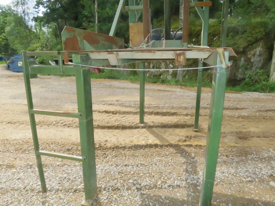 3914 Schouten box turner with conveyor