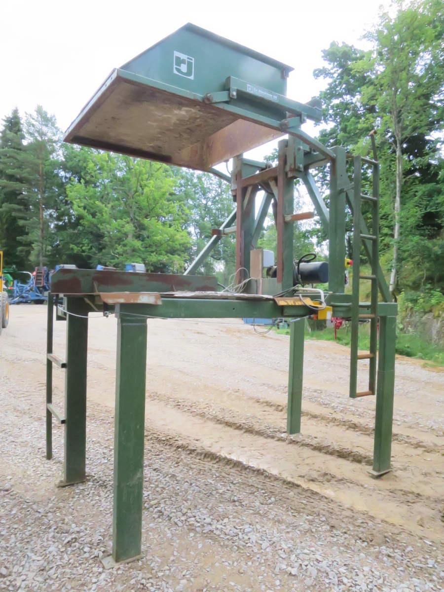 3914 Schouten box turner with conveyor