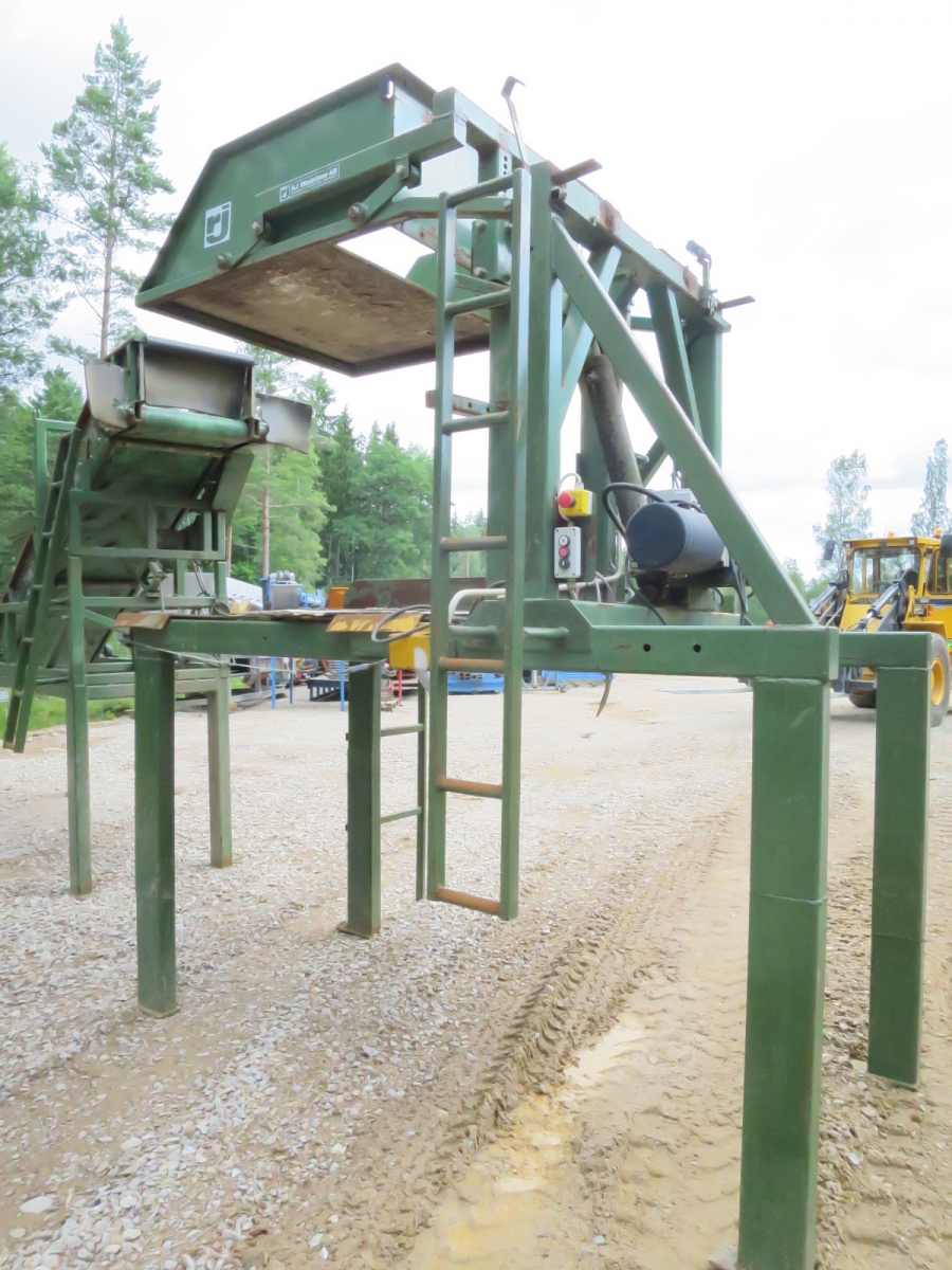 3914 Schouten box turner with conveyor