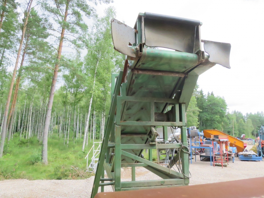 3914 Schouten box turner with conveyor