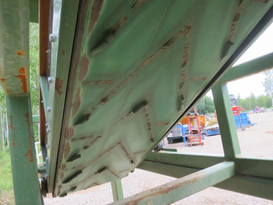 3914 Schouten box turner with conveyor