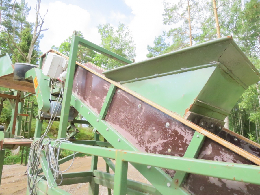 3914 Schouten box turner with conveyor
