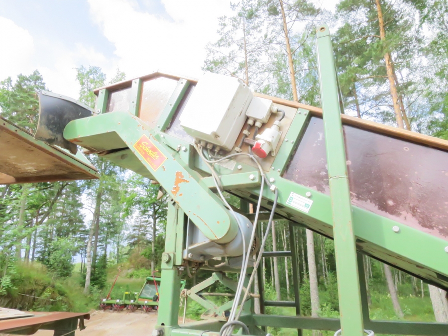 3914 Schouten box turner with conveyor