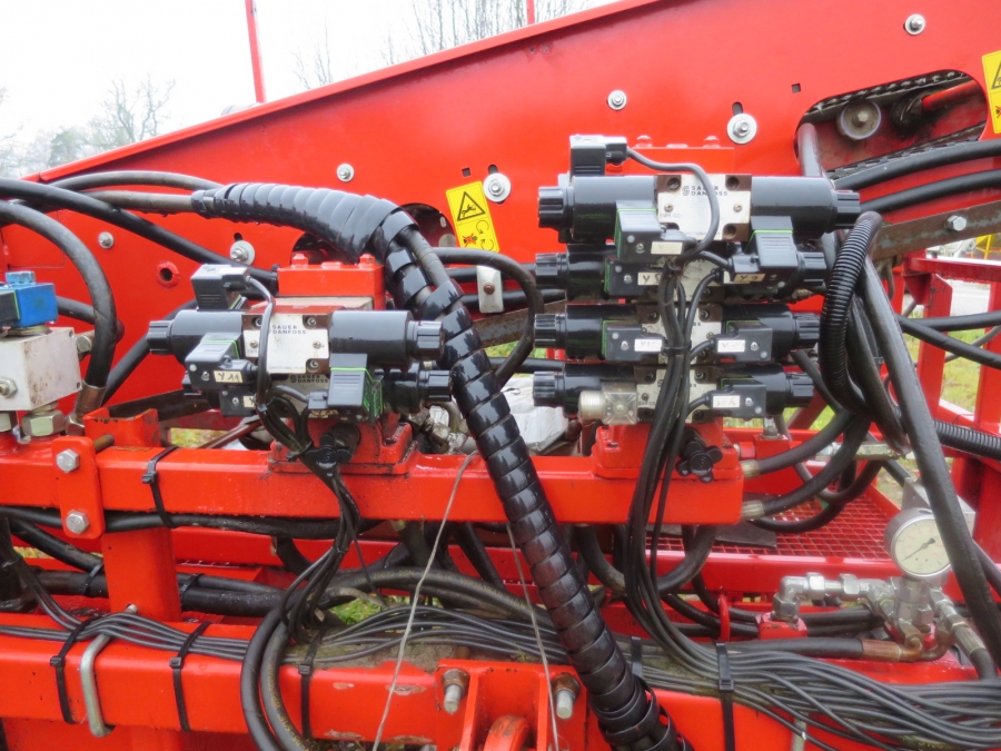 3920 Dewulf P3CC carrot harvester with auto box system