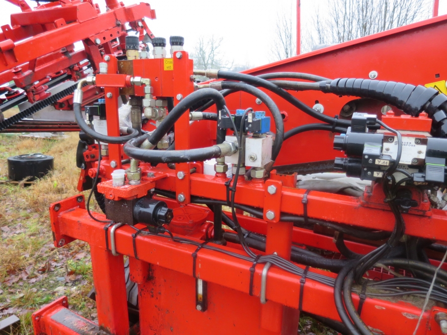 3920 Dewulf P3CC carrot harvester with auto box system