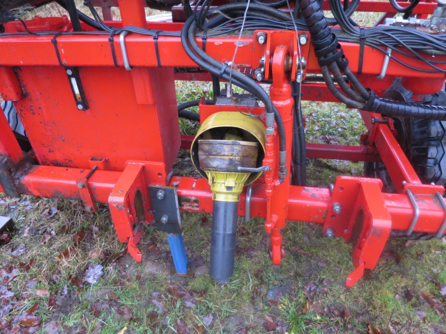 3920 Dewulf P3CC carrot harvester with auto box system