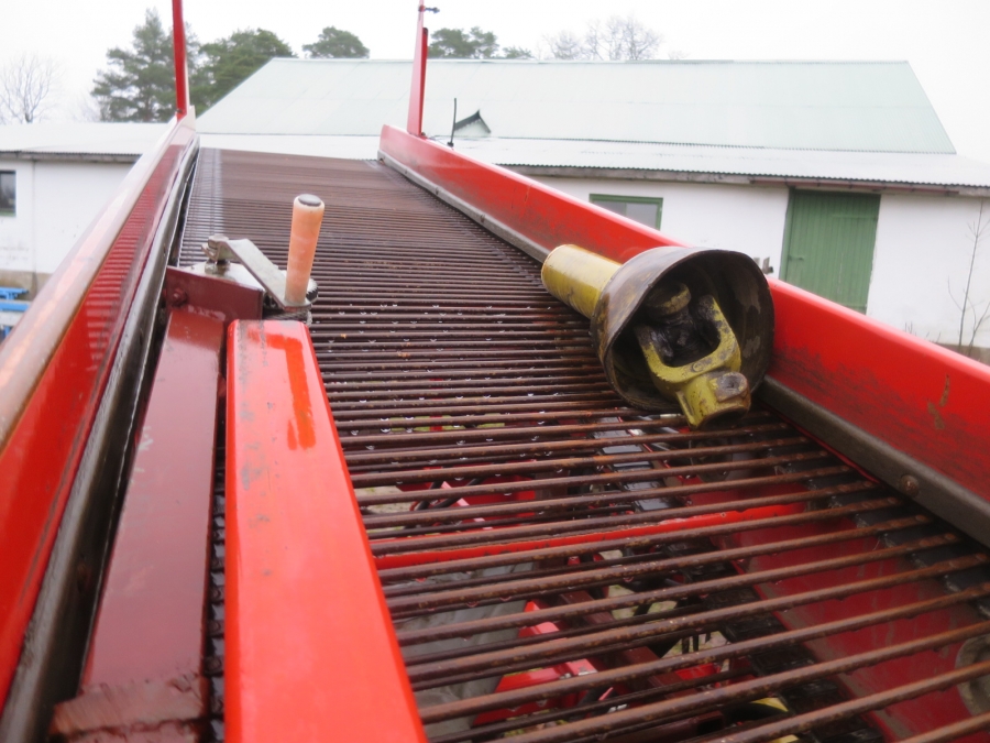 3920 Dewulf P3CC carrot harvester with auto box system