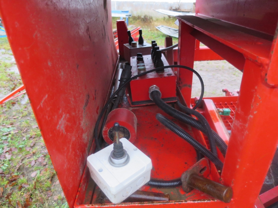 3920 Dewulf P3CC carrot harvester with auto box system