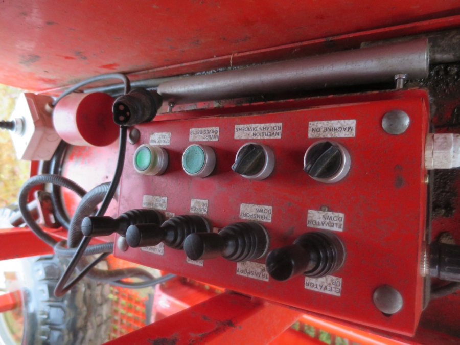 3920 Dewulf P3CC carrot harvester with auto box system
