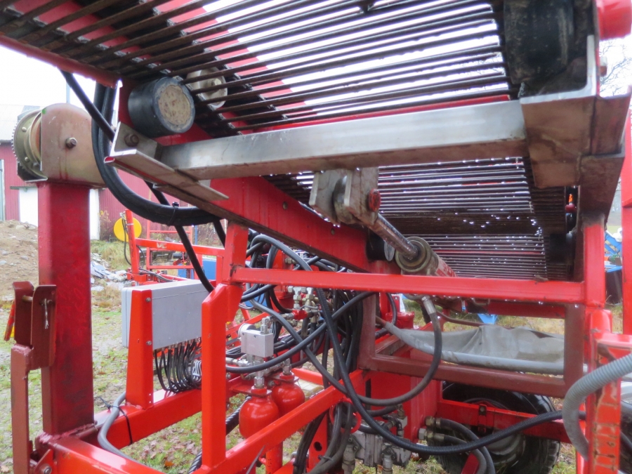 3920 Dewulf P3CC carrot harvester with auto box system