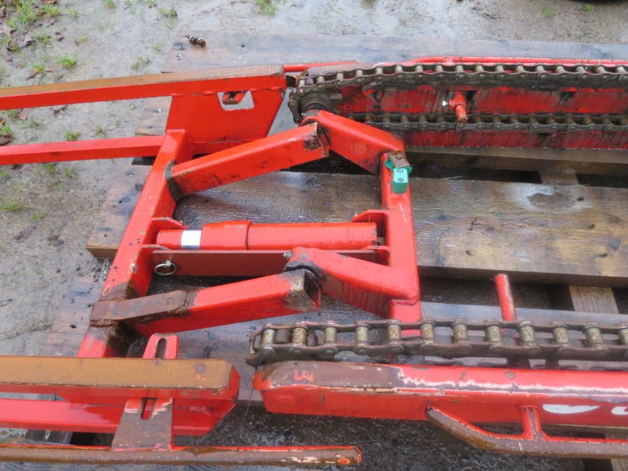 3920 Dewulf P3CC carrot harvester with auto box system