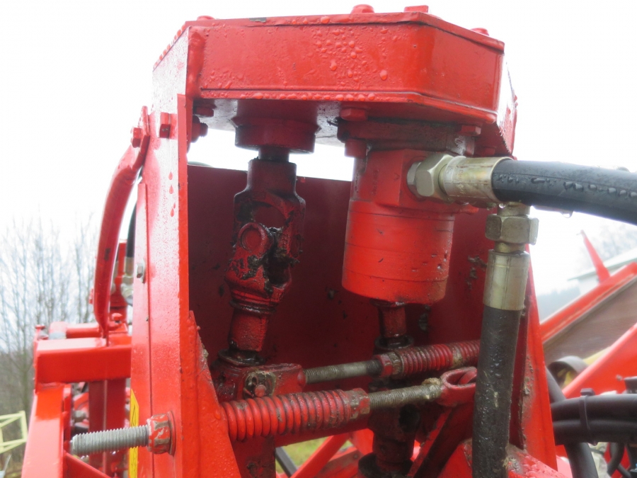 3920 Dewulf P3CC carrot harvester with auto box system