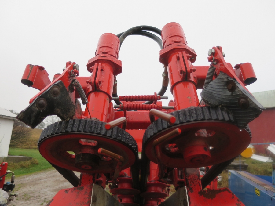 3920 Dewulf P3CC carrot harvester with auto box system