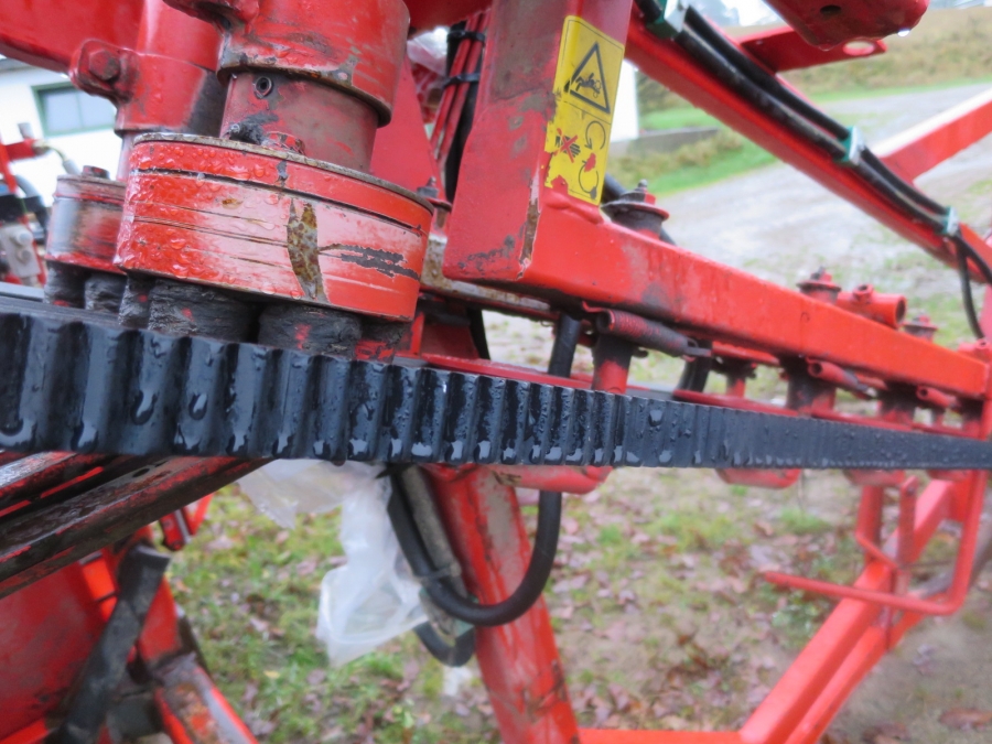 3920 Dewulf P3CC carrot harvester with auto box system