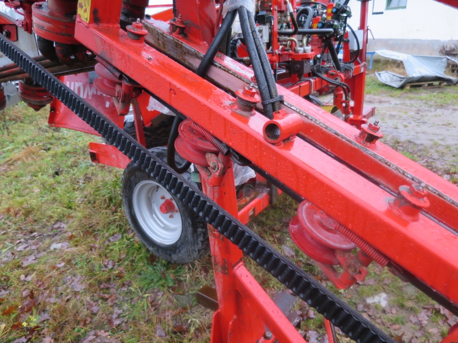 3920 Dewulf P3CC carrot harvester with auto box system